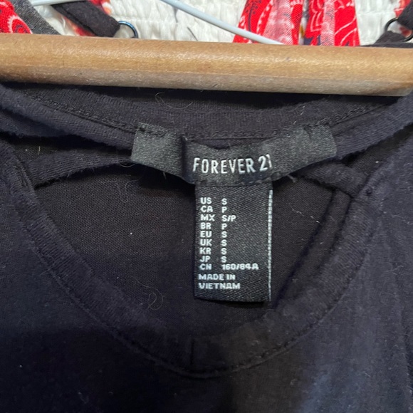 simple black top with crosses - Picture 3 of 3